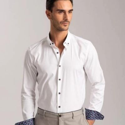 Ragazzo con camicia bianca slim fit